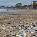 spiaggia invasa dalla plastica