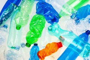 Scopri di più sull'articolo Le bottiglie di plastica riciclata rilasciano molte più sostanze chimiche pericolose rispetto a quelle in PET vergine: lo studio