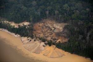 Scopri di più sull'articolo Yanomami sotto attacco. Come i garimpeiros stanno devastando la più grande Terra indígena del Brasile