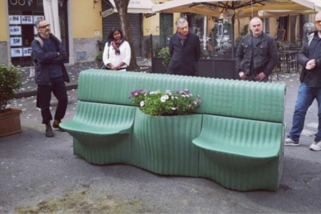 Scopri di più sull'articolo Queste panchine di Lucca sono 100% riciclate e stampate in 3D, non immagini da dove provengono