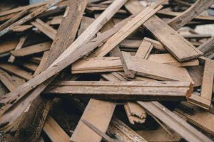 Scopri di più sull'articolo Gli scienziati trasformano il legno riciclato in un materiale cinque volte più resistente dell’acciaio. Lo studio