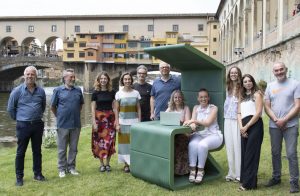 Scopri di più sull'articolo A Firenze arriva Desko, l’arredo urbano in plastica riciclata per lavorare e studiare all’aperto