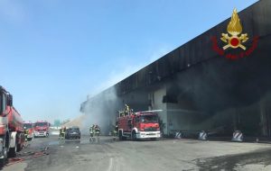 Scopri di più sull'articolo Sotto controllo l’incendio al Tmb di Malagrotta, ma a Roma la gestione rifiuti è ancora più in crisi