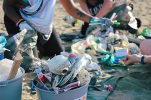 Scopri di più sull'articolo Nonostante la direttiva Ue contro le plastiche monouso, il Mediterraneo resta pieno di rifiuti