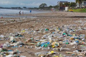 Scopri di più sull'articolo Sulle spiagge ci sono batteri dannosi per la nostra salute, colpa dei rifiuti plastici trasportati dalle acque reflue