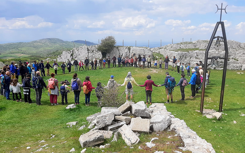 Scopri di più sull'articolo Cammini dolci in Italia: 6 nuovi itinerari tra borghi, natura e sostenibilità