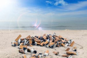 Scopri di più sull'articolo Stiamo soffocando in un mare di mozziconi di sigaretta! Sono i rifiuti numero 1 trovati sulle spiagge