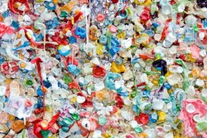 Scopri di più sull'articolo Creata una nuova plastica supramolecolare senza precedenti: è altamente degradabile, riparabile e riciclabile