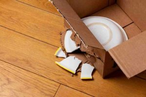 Scopri di più sull'articolo Sai dove buttare i piatti di ceramica rotti? Non commettere questo errore