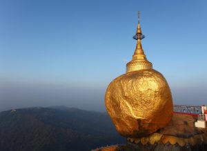 Scopri di più sull'articolo Non solo religiosi, ma anche amanti del trekking: in pellegrinaggio alla Golden Rock in Birmania