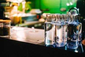 Scopri di più sull'articolo La Spagna si prepara a ridurre le bottiglie di plastica con l’obbligo della caraffa in bar e ristoranti