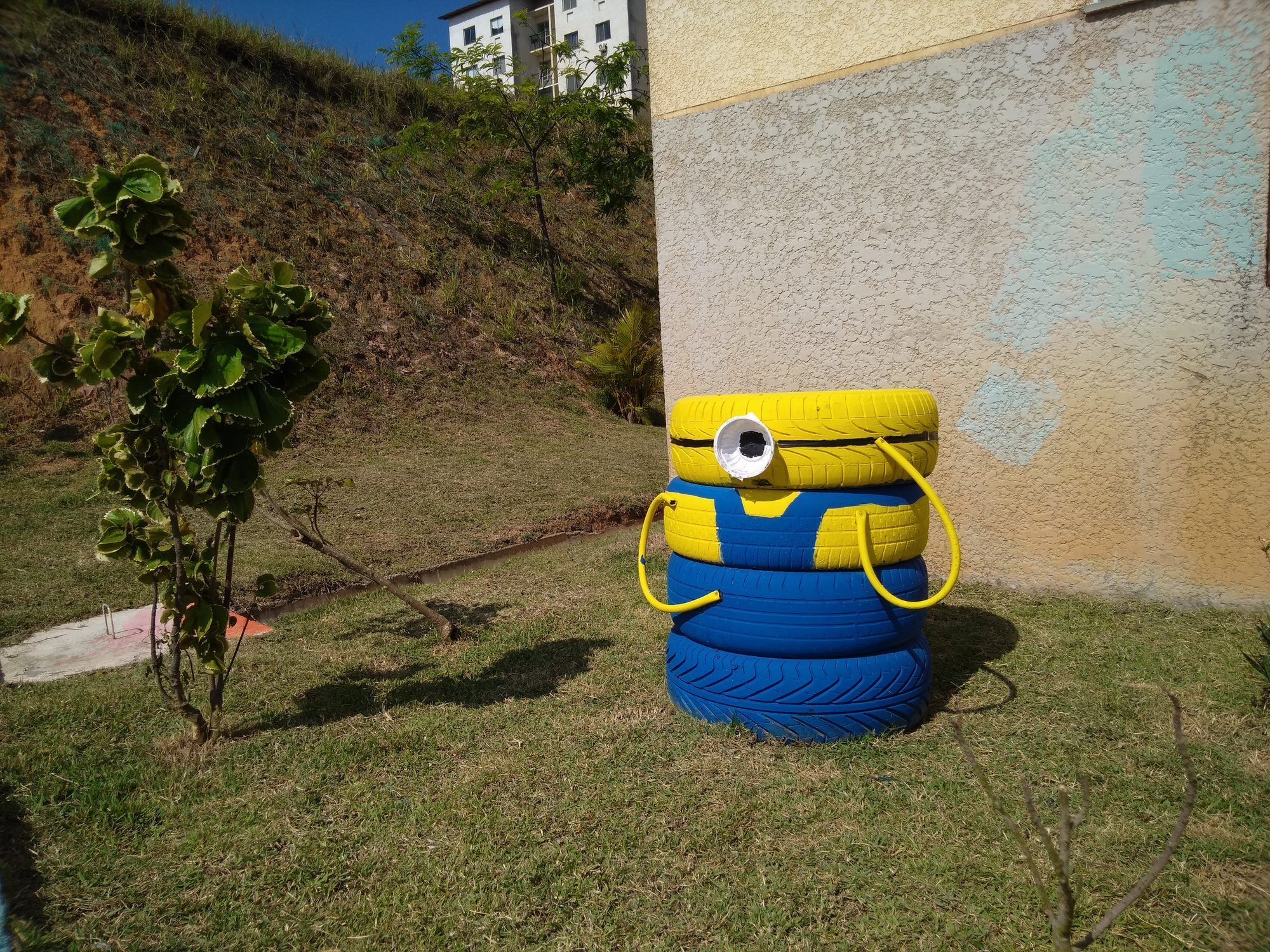 Scopri di più sull'articolo Riciclare i copertoni malandati per creare un Minion da giardino è un’ottima (e simpatica) idea