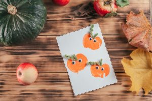 Scopri di più sull'articolo Con una mela dipingi una zucca: i disegni autunnali da realizzare con i bimbi