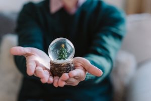 Scopri di più sull'articolo Palle di neve fai da te: realizza così gli snow-globe riciclati perfetti come regalo di Natale