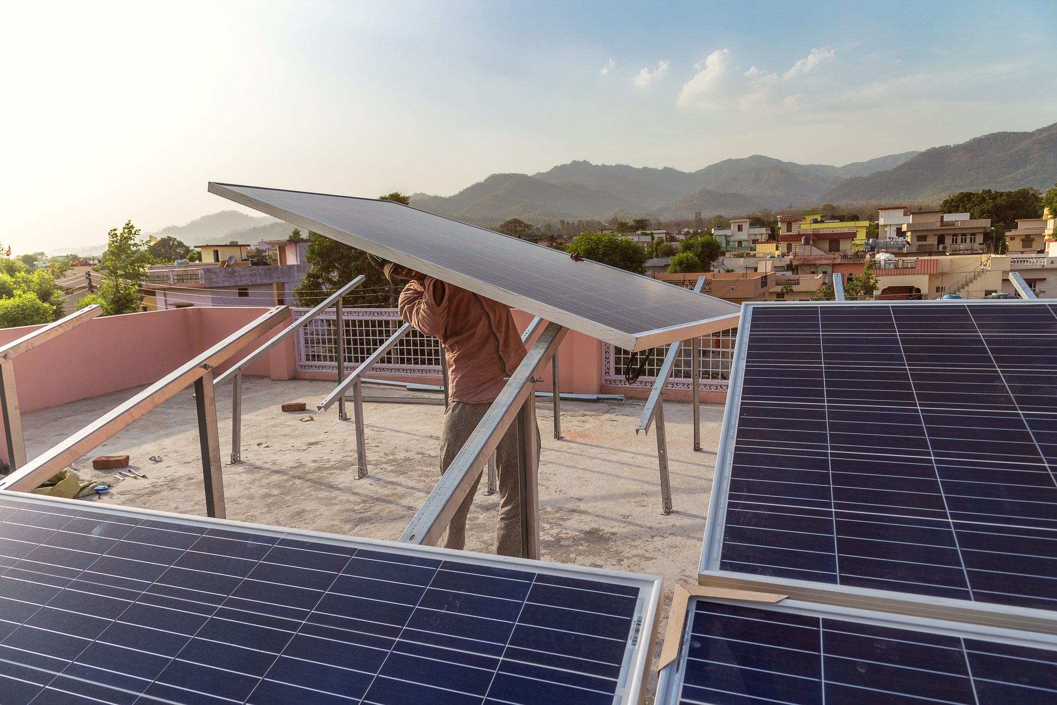 Scopri di più sull'articolo L’India ha il suo primo villaggio alimentato completamente da energia solare: un modello di sostenibilità e autosufficienza