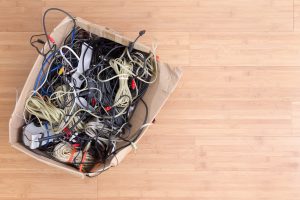 Scopri di più sull'articolo Addio caos e grovigli: ecco una scatola riciclata per tenere in ordine i cavi caricabatterie