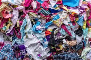 Scopri di più sull'articolo La fast fashion fa aumentare esponenzialmente i rifiuti tessili che produciamo, finalmente arriva il progetto per riciclarli