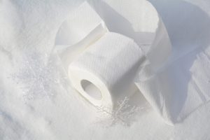 Scopri di più sull'articolo Fiocchi di neve con la carta igienica: riciclo e decori economici per le feste!