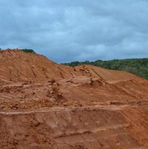 Scopri di più sull'articolo Gessi rossi, la nuova discarica sarà in un’area di proprietà del Comune di Scarlino?