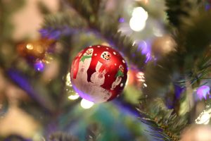 Scopri di più sull'articolo Addobbi di Natale da regalare: le palline con l’impronta-pupazzo di neve che si creano in pochi minuti