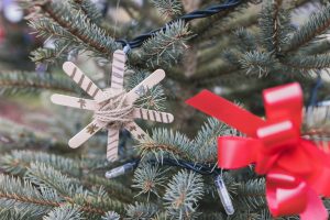 Scopri di più sull'articolo Decorazioni per l’albero di Natale riciclando gli stecchi dei gelati: ecco come si realizzano