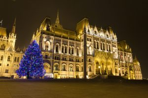 Scopri di più sull'articolo Il Natale sostenibile di Budapest: cittadini pedalano su una bicicletta per illuminare l’albero