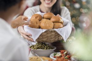 Scopri di più sull'articolo A Natale il segnaposto lo fai con il pane: decora così la tavola per gli ospiti