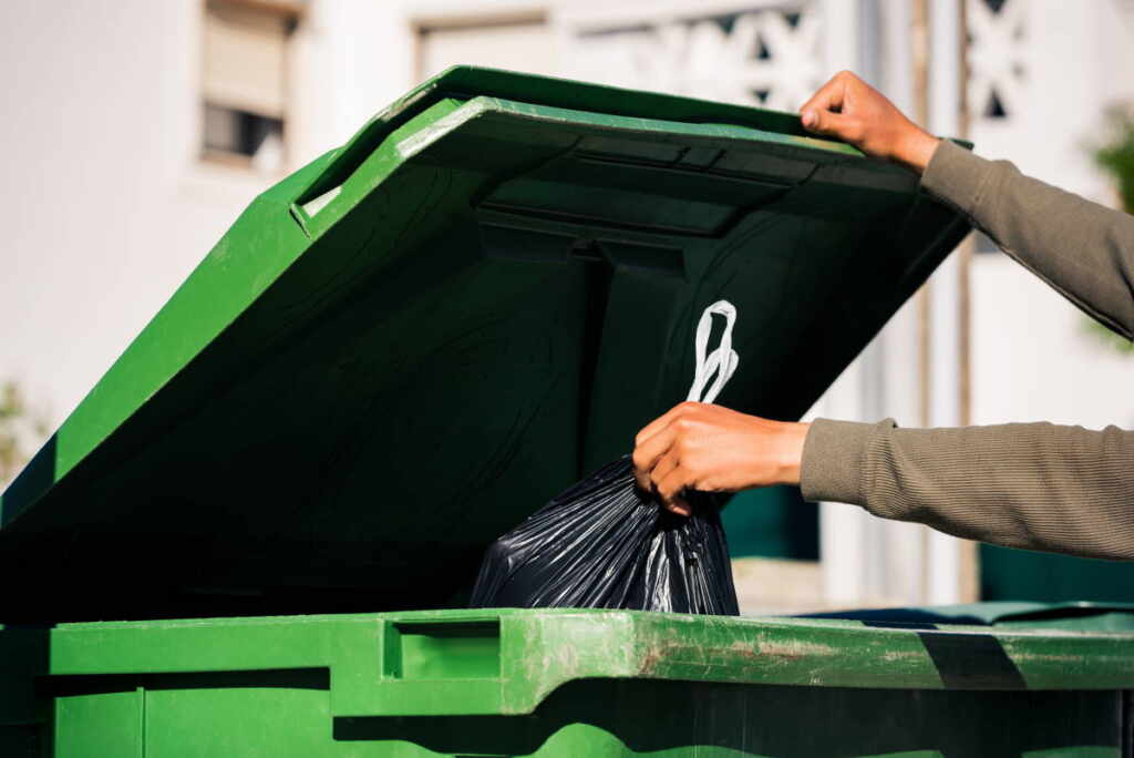 Sai dove devi gettare la pellicola per alimenti? Ecco l'errore che non devi  fare (e come farne proprio a meno) - greenMe