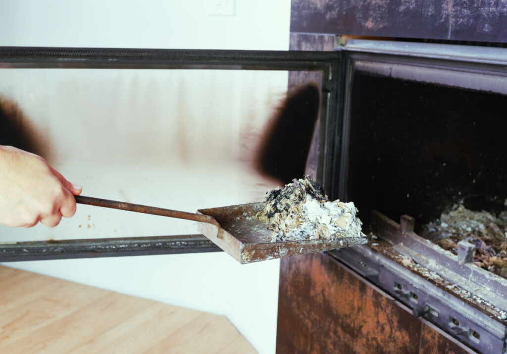 Scopri di più sull'articolo Sai come smaltire correttamente la cenere del camino o della stufa a pellet?