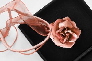Scopri di più sull'articolo Choker con fiore fai da te: ricicla gli scarti di stoffa e crea l’accessorio trendy