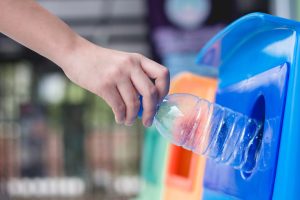 Scopri di più sull'articolo Il Regno Unito promuove il riciclo di lattine e bottiglie di plastica attraverso il deposito su cauzione