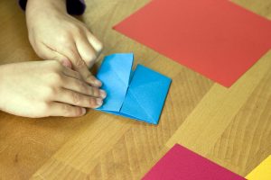 Scopri di più sull'articolo L’origami per la scrivania: ecco come costruire un portapenne in carta