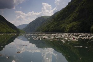 Scopri di più sull'articolo Le forti piogge trasformano il fiume Drina in un’enorme discarica di plastica e rifiuti di ogni genere
