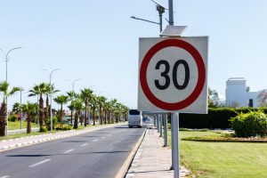 Scopri di più sull'articolo La sostenibilità va… piano: dal 1° gennaio 2024 a Milano potrebbe arrivare la “zona 30” per ridurre la velocità delle auto