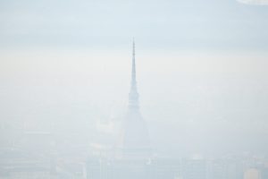 Scopri di più sull'articolo Quasi un terzo delle città italiane vive nello smog: Legambiente lancia l’allarme, ancora una volta