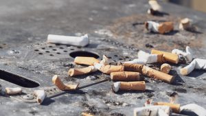Scopri di più sull'articolo I produttori di tabacco dovranno raccogliere i mozziconi di sigarette: in Spagna entra in vigore la nuova legge