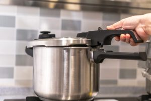 Scopri di più sull'articolo Cucinare con la pentola a pressione: si riducono i consumi?