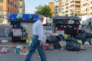 Scopri di più sull'articolo Roma: troppi rifiuti in strada, Comune costretto a rimborsare la Tari ai cittadini di questo quartiere