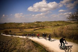 Scopri di più sull'articolo Strade bianche, il grande ciclismo torna a lambire le terre della geotermia ed è già sold out