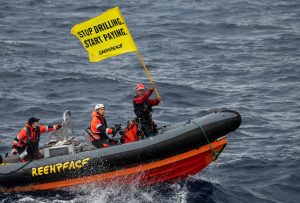 Scopri di più sull'articolo Quattro attivisti di Greenpeace stanno occupando una piattaforma della Shell