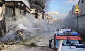 Scopri di più sull'articolo Incendio nell’ex dogana di Aprilia in provincia di Latina, Arpa Lazio inizia il monitoraggio dell’aria