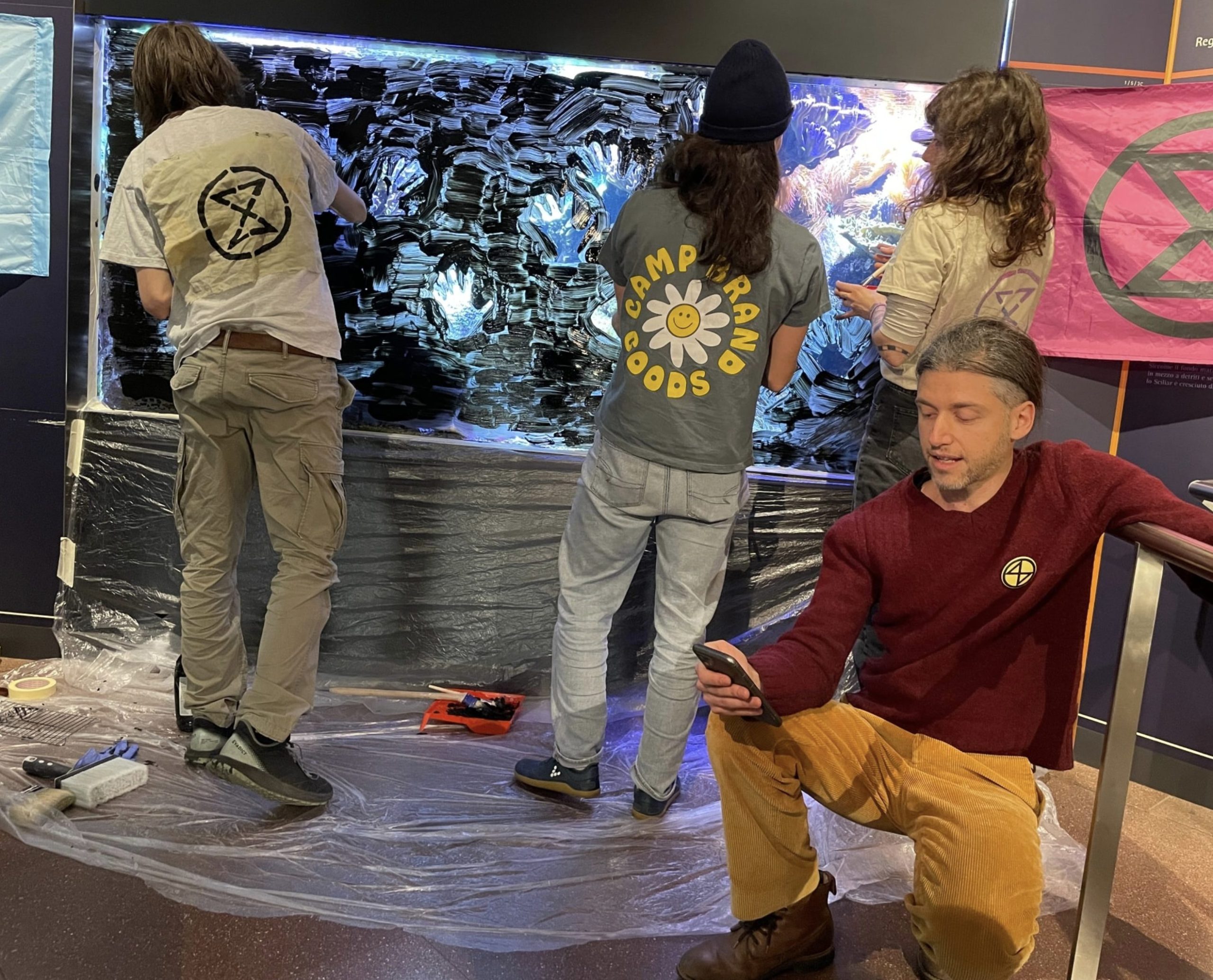 Scopri di più sull'articolo Extinction Rebellion ha imbrattato un acquario di un museo, ma il Direttore era complice