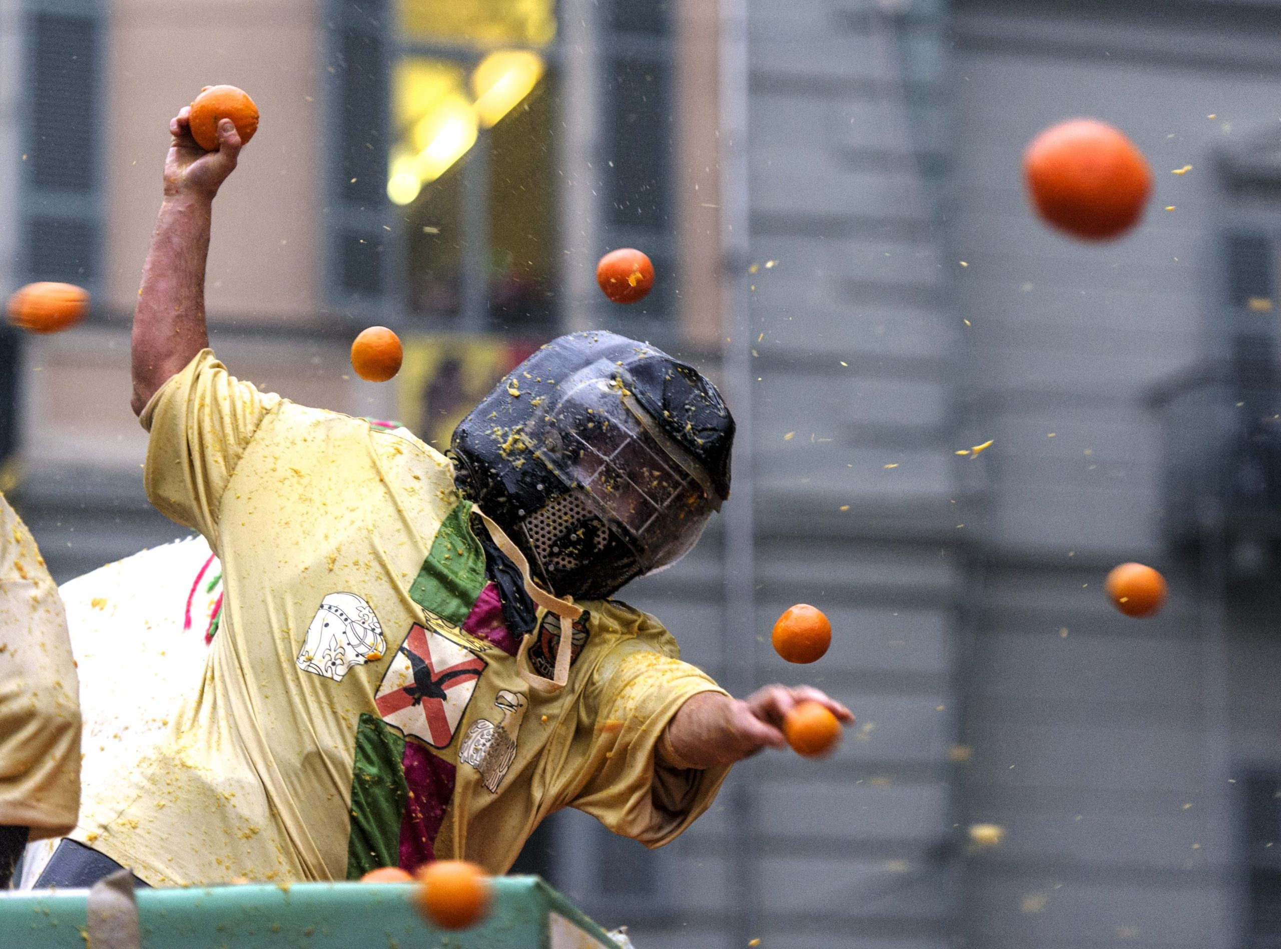 Scopri di più sull'articolo Il Carnevale di Ivrea e la lotta allo spreco alimentare: dopo la battaglia, le arance diventeranno compost per l’agricoltura