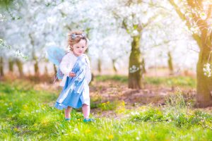 Scopri di più sull'articolo A Carnevale ali fai da te a zero spese per piccoli angeli e mini fate