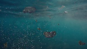 Scopri di più sull'articolo Inquinamento marino: la luce del Sole sgretola la plastica galleggiante in microframmenti invisibili che finiscono sui fondali