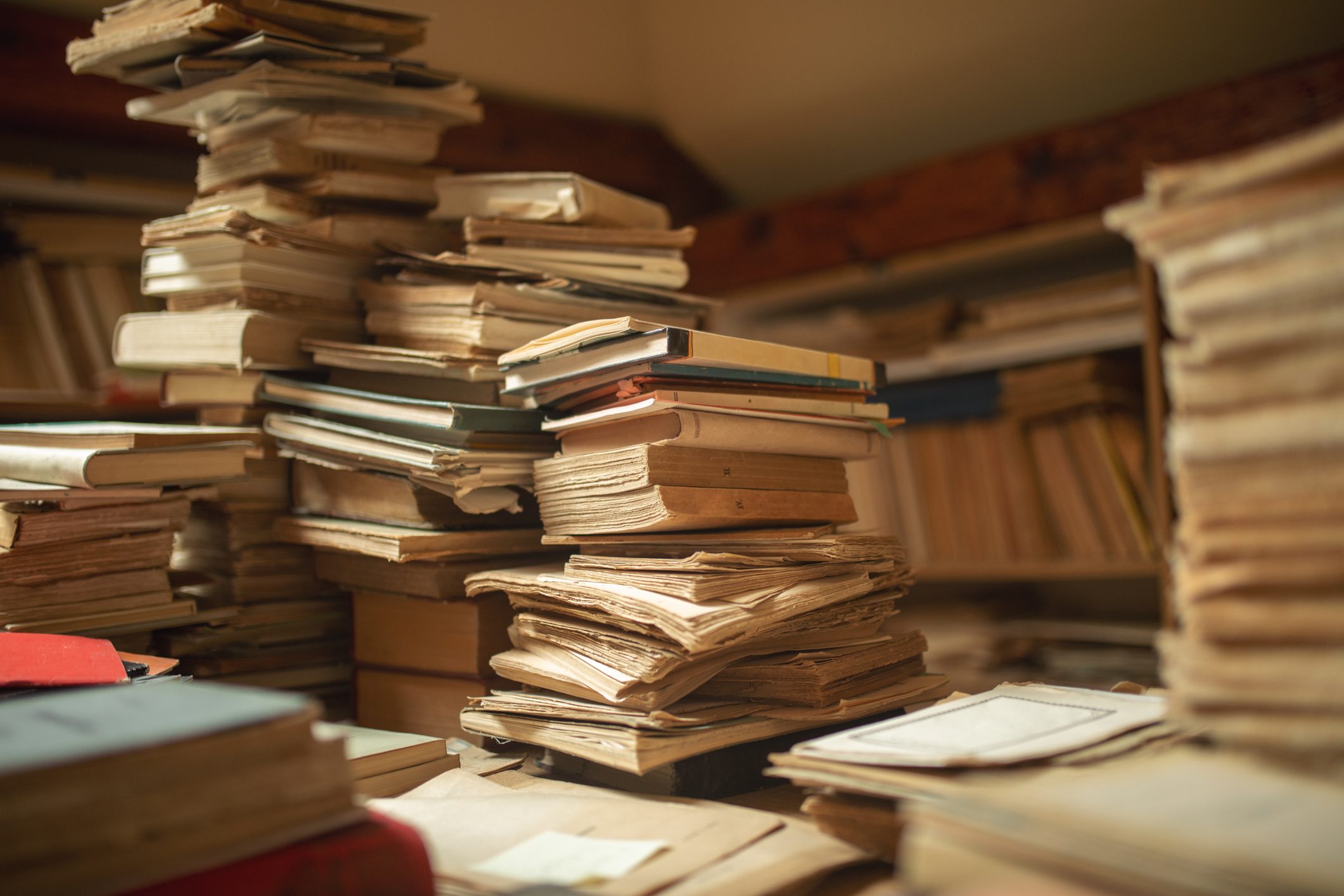 Scopri di più sull'articolo Un poggiapiedi da vecchi libri: un meraviglioso lavoro creativo