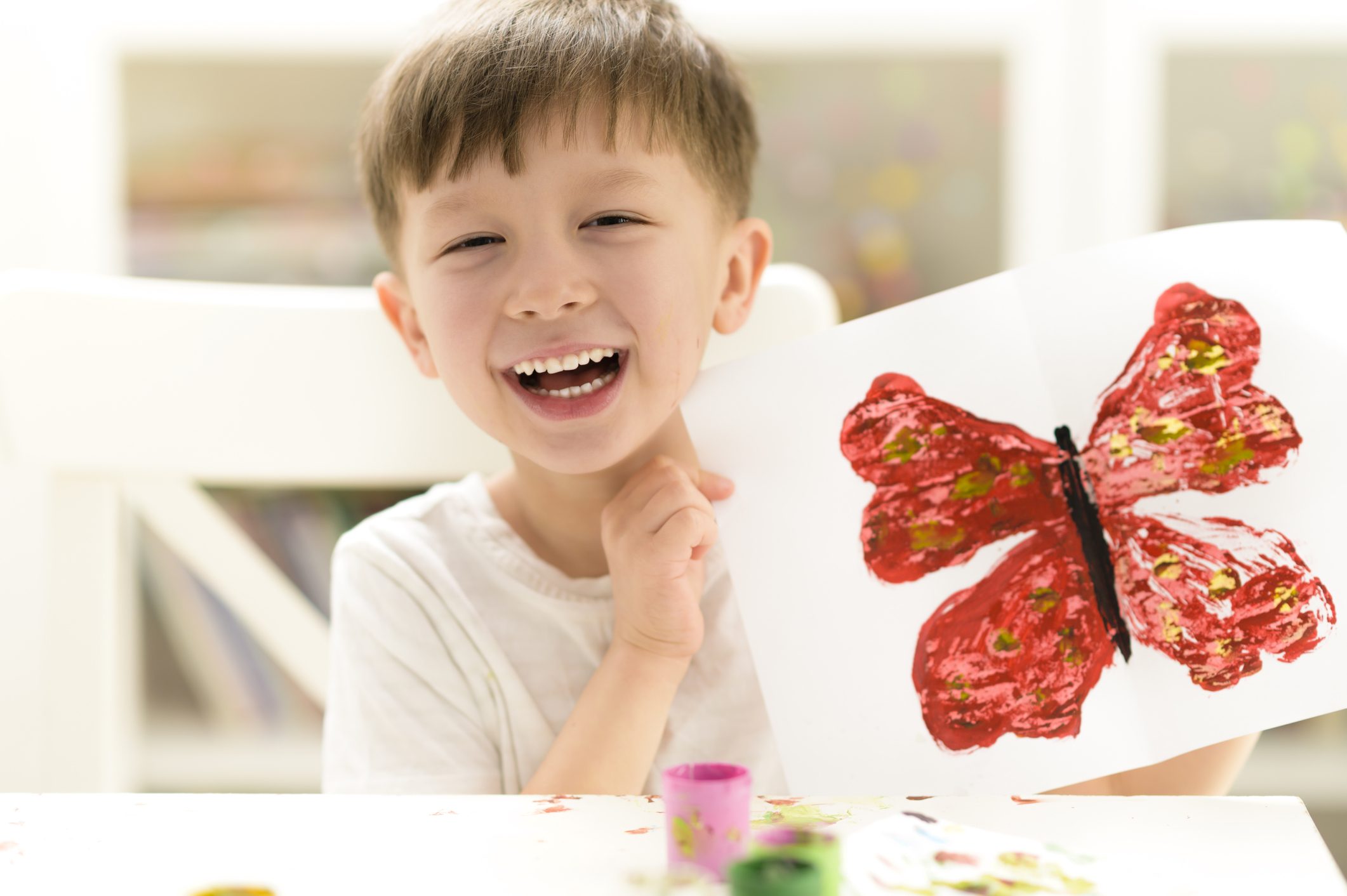 Scopri di più sull'articolo Con le vecchie spugne si disegnano bellissime farfalle: guarda che bel lavoretto per bambini