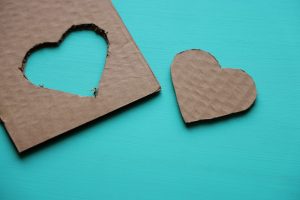 Scopri di più sull'articolo San Valentino: il semplice cuore in cartone e lana da realizzare con i bambini