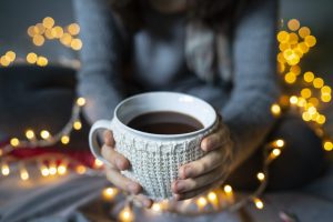 Scopri di più sull'articolo Per San Valentino regala un porta tazza fai da te in macramè, perfetto per il tè caldo