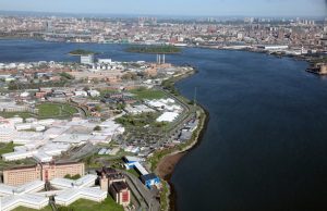 Scopri di più sull'articolo Da carcere malfamato a centro per l’energia rinnovabile: il piano per trasformare Rikers Island